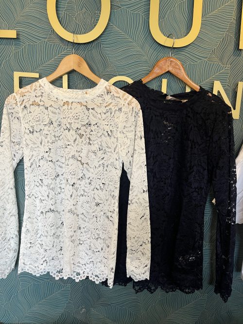 Lace fitted top in white s/m