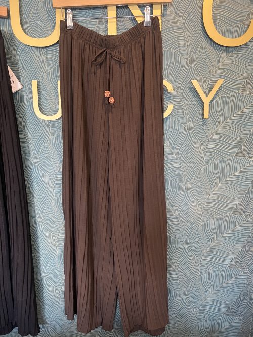 Pleated trousers in chocolate