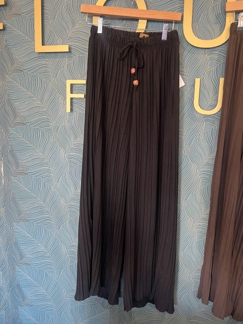Pleated trousers in black